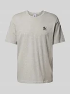 Koszulki męskie - T-shirt z wyhaftowanym logo i okrągłym dekoltem - miniaturka - grafika 1