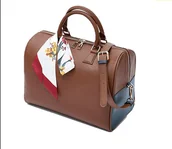 Torby podróżne - Kpop V Design Mute Boston Bag Duża pojemność Skórzana torba podróżna na ramię z jedwabnym szalikiem Torba na kurz dla fanów Prezenty Boston Bag Tor... - miniaturka - grafika 1