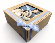 Gryzaki dla dzieci - Zestaw prezentowy dla noworodka GIFT BOX w szarym kolorze: gryzak/grzechotka, zawieszka do smoczka, kocyk w eko pudełku - miniaturka - grafika 1