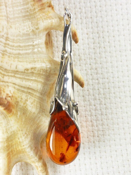 Wisiorek srebrny z bursztynem, handmade 611-29