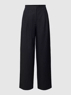 Spodnie damskie - Spodnie materiałowe o rozkloszowanym kroju ze wzorem w cienkie prążki model ‘Pinlou’ - grafika 1