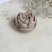 Świece - Świeca sojowa ekologiczna dekoracyjna "Flower" 57x35mm ciemny beż - miniaturka - grafika 1