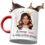 Kubki - Kubek Czerwony Dla Lary Żony Koleżanki na Prezent z Nadrukiem ze Zdjęciem+ Opakowanie na prezent (wzór 01) - miniaturka - grafika 1