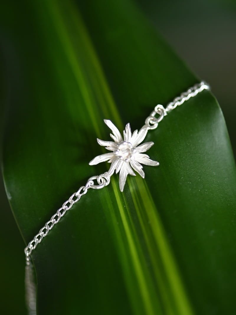 Bransoletka z kwiatuszkiem małą szarotką jasną