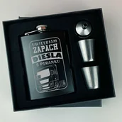 Gadżety dla niej i dla niego - Piersiówka dla kierowcy uwielbiam zapach diesla prezent - miniaturka - grafika 1