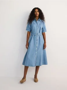 Reserved - Jeansowa sukienka midi z paskiem - niebieski - Sukienki - miniaturka - grafika 1