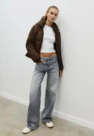 Kurtki damskie - Stradivarius Podstawowa kurtka pikowana z kapturem Brązowy M - miniaturka - grafika 1