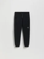 Spodnie i spodenki dla chłopców - Reserved - Bawełniane spodnie z kieszeniami - czarny - miniaturka - grafika 1