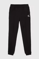 Spodnie i spodenki dla dziewczynek - Calvin Klein Jeans spodnie dresowe dziecięce kolor czarny z nadrukiem - miniaturka - grafika 1