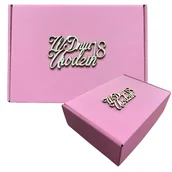 Zestawy upominkowe - Pudełko prezentowe na 18 urodziny różowe ozdobne z drewnianą dekoracją - miniaturka - grafika 1