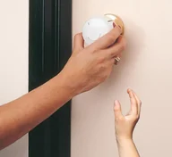 Akcesoria do fotelików - Dreambaby Dream Baby Nakładki Zabezp. Na Gałki Drzwi wyprzedaż - miniaturka - grafika 1