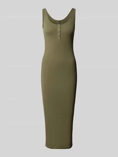 Sukienki - Sukienka prążkowana o długości do kolan - grafika 1