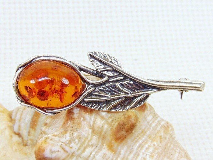 Broszka srebrna z bursztynem 412-15