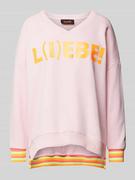 Bluzy damskie - Bluza z nadrukiem z napisem model ‘L(I)EBE’ w kolorze różowym neonowym - miniaturka - grafika 1
