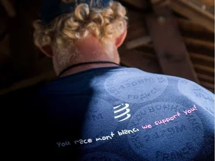 COMPRESSPORT Koszulka biegowa męska TRAINING TSHIRT SS BADGES - MONT BLANC 2020 niebieska - Koszulki sportowe męskie - miniaturka - grafika 3