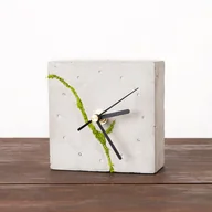 Zegary - Kwadratowy betonowy zegar stołowy z chrobotkiem reniferowym - jasny - miniaturka - grafika 1