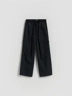 Spodnie i spodenki dla chłopców - Reserved - Bawełniane spodnie - czarny - miniaturka - grafika 1