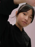 Bluzy dla dziewczynek - 4F Bluza dresowa loose bez kaptura dziewczęca - czarna 158/164 (12-14 lat) - miniaturka - grafika 1