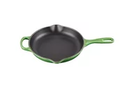 Patelnie - Le Creuset Signature 20182234080422 żeliwna patelnia do smażenia i serwowania, okrągła, Ø 23 cm, nadaje się do wszystkich rodzajów kuchenek łącznie z indukcyjnymi, 1,93 kg, Bamboo - miniaturka - grafika 1
