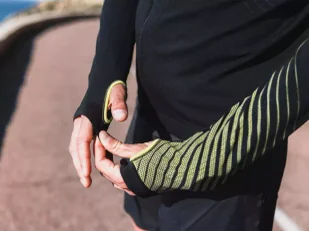 COMPRESSPORT Termiczna bluza biegowa 3D Thermo Hoodie Seamless SWIM BIKE RUN 2023 - Bluzy sportowe męskie - miniaturka - grafika 4