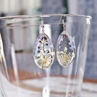 Kolczyki - Kolczyki z niezapominajkami w żywicy - miniaturka - grafika 1