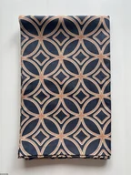 Obrusy i serwetki - Prostokątny bawełniany obrus plamoodporny granatowego koloru z wzorem Kręgi - miniaturka - grafika 1