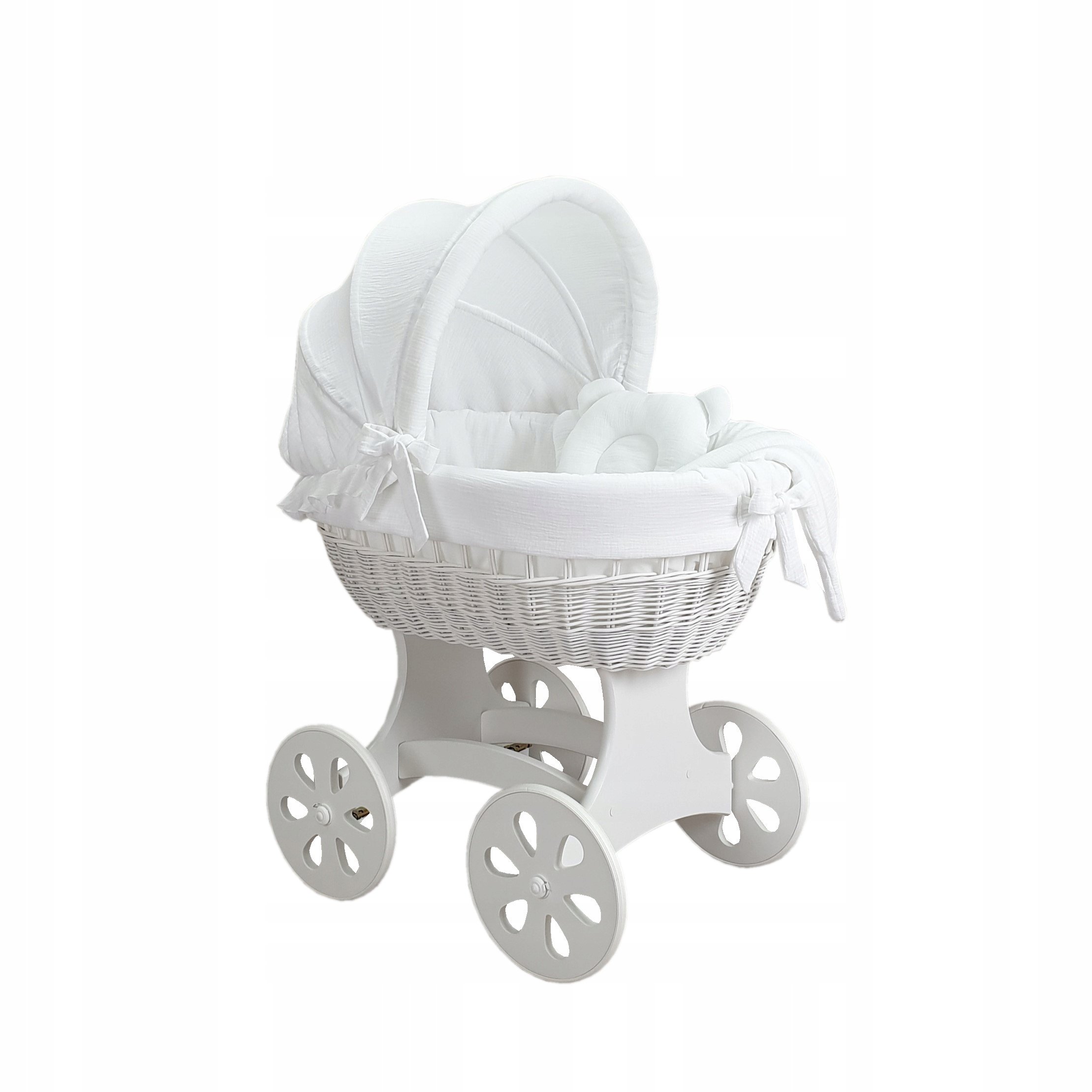 Wiklinowy kosz Mojżesza Annabell biały z pościelą muślinową białą.