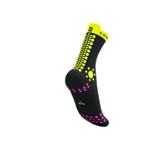 COMPRESSPORT Skarpetki do biegania trailowe ProRacing Socks V4 Trail black/safe yellow/neo pink - Skarpetki sportowe męskie - miniaturka - grafika 5