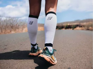 COMPRESSPORT Opaski kompresyjne na łydki R2V3 white - Pozostały sprzęt i akcesoria do ćwiczeń - miniaturka - grafika 3