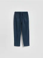 Spodnie i spodenki dla chłopców - Reserved - Spodnie z bawełną - granatowy - miniaturka - grafika 1