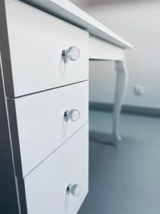 Stolik Do Manicure Pure Beauty Crystal Pik Biały z Różowym Frontem Prawy - Meble kosmetyczne - miniaturka - grafika 4