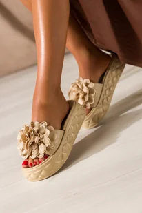 Beżowe klapki damskie na piankowej żłobionej platformie kwiaty z ozdobami miś z cyrkoniami Carla BG199P - Klapki i japonki damskie - miniaturka - grafika 1