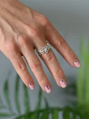 Pierścionki - Obrączka z ażurowymi kwiatuszkami jasna - miniaturka - grafika 1