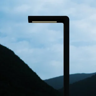 Flos Architectural Słupek oświetleniowy LED Walkstick Pipe 2, czarny - Lampy ogrodowe - miniaturka - grafika 1