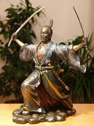 Figurki dekoracyjne - Potężny samuraj z dwoma mieczami - miniaturka - grafika 1