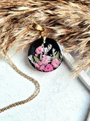 Wisiorki - Wisiorek z żywicy z suszonymi kwiatami różowa gipsówka - miniaturka - grafika 1