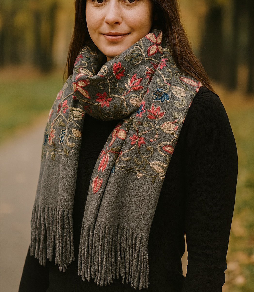 Szal damski z haftowanym wzorem i frędzlami