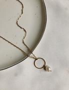 Naszyjniki - Simple MaLa Jewellery Naszyjnik z perłą i okręgiem - miniaturka - grafika 1