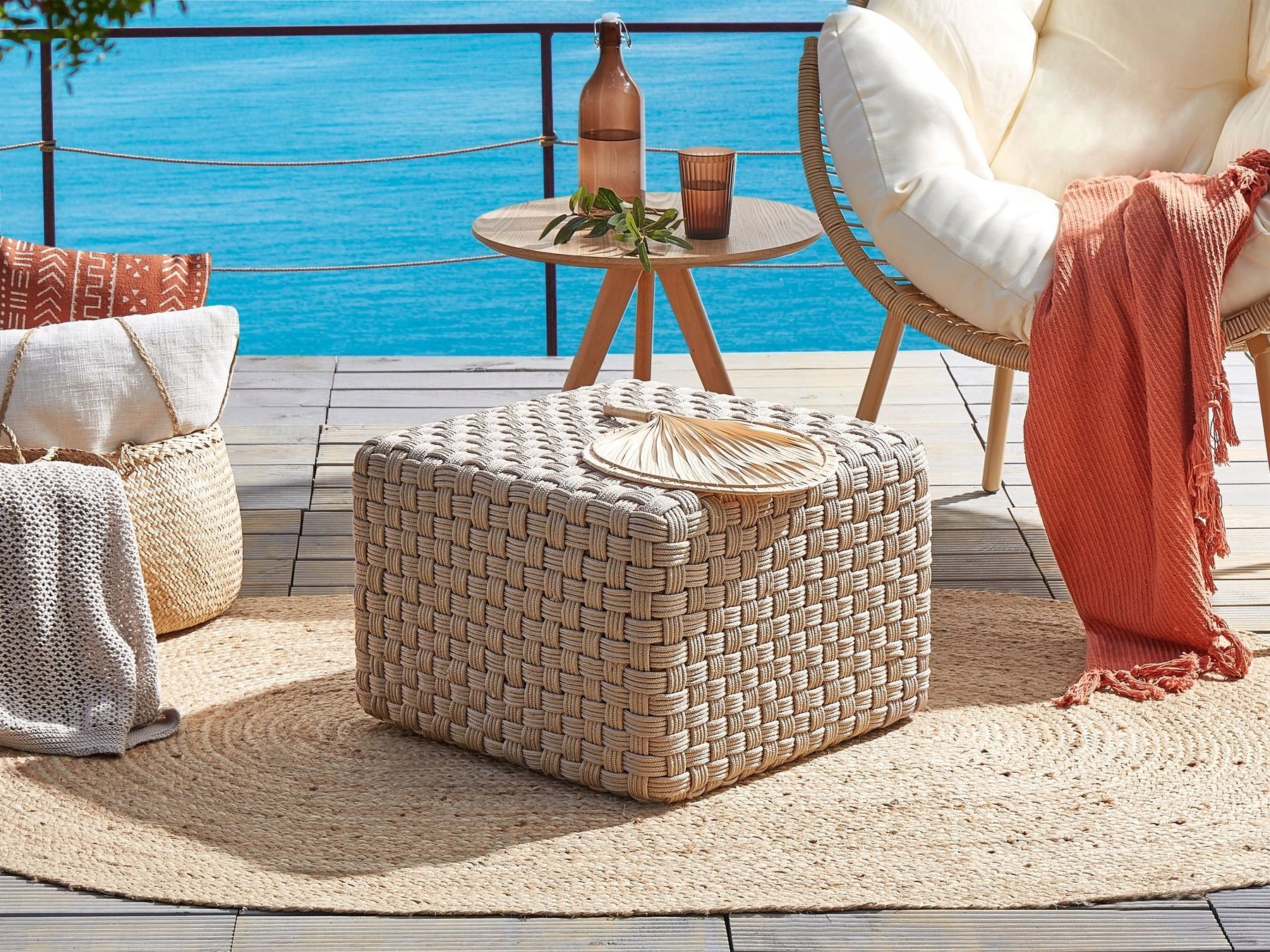 Beliani Puf ogrodowy 50 x 50 x 35 cm jasnobeżowy NALLI