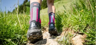 COMPRESSPORT Skarpetki do biegania trailowe ProRacing Socks V4 Trail magent/magenta - Skarpetki sportowe męskie - miniaturka - grafika 3