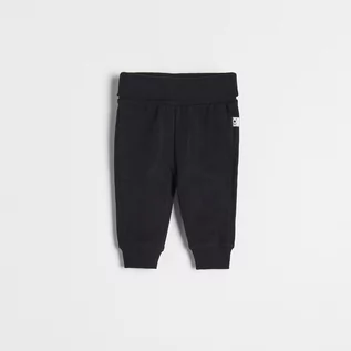 Spodnie i spodenki dla chłopców - Reserved Bawełniane spodnie basic - Czarny - grafika 1