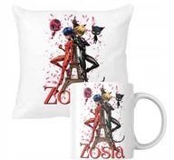 Gadżety dla niej i dla niego - ZESTAW PODUSZKA + KUBEK Prezent MIRACULUM BIEDRONKA CZARNY KOT + IMIĘ 6 - miniaturka - grafika 1