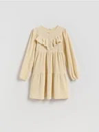 Sukienki i spódniczki dla dziewczynek - Reserved - Dzianinowa sukienka z falbaną - kremowy - miniaturka - grafika 1