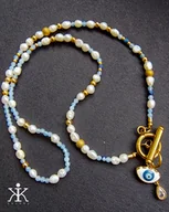 Naszyjniki - Perłowy naszyjnik z zawieszką z ochronnym okiem - miniaturka - grafika 1