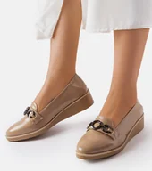 Mokasyny damskie - Beżowe lakierowane mokasyny na koturnie Erin-38 - miniaturka - grafika 1