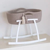 Domki dla lalek - Kołyska dla lalki- Kosz Mojżesza (PERŁOWY) z materacem, pościelą, frędzlami + drewniana podstawa biała - miniaturka - grafika 1