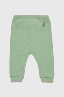 Spodnie i spodenki dla dziewczynek - United Colors of Benetton spodnie bawełniane niemowlęce kolor zielony gładkie - grafika 1