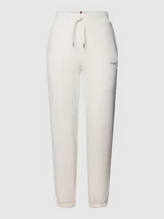 Spodnie dresowe o kroju tapered fit z nadrukiem z logo - Spodnie sportowe damskie - miniaturka - grafika 1