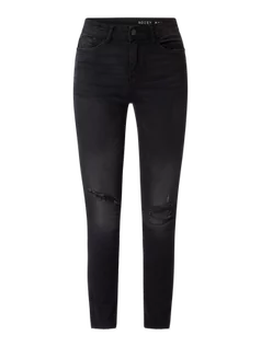 Spodnie damskie - Jeansy o długości nad kostkę z efektem znoszenia model ‘Lucy’ - grafika 1