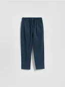 Spodnie i spodenki dla chłopców - Reserved - Spodnie z bawełną - granatowy - miniaturka - grafika 1